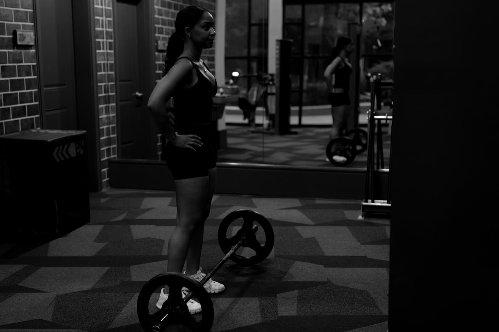 Athlete resetting between deadlift reps